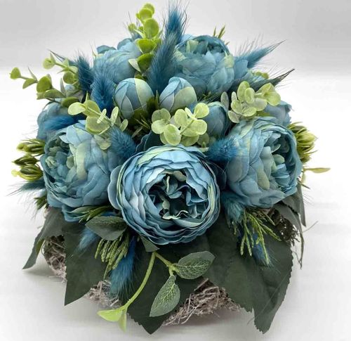 Handgefertigte Tischdekoration mit künstlichen Blumen, blau